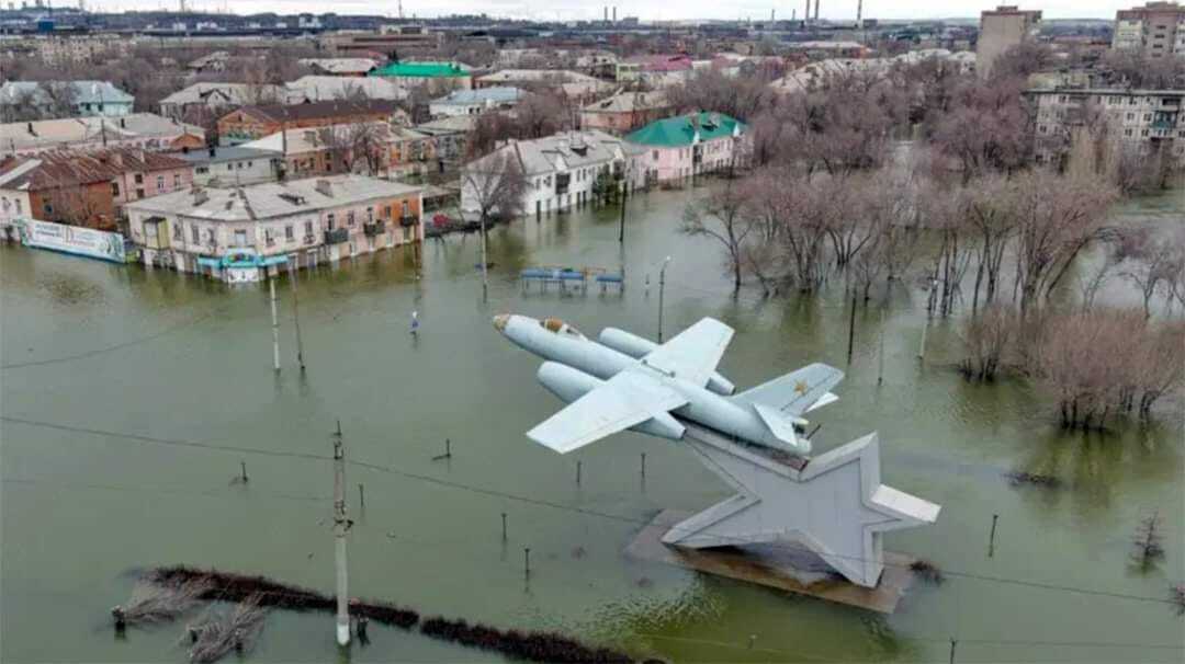 В России города уходят под воду и падают мосты. Власти обвиняют мышей и местных жителей
