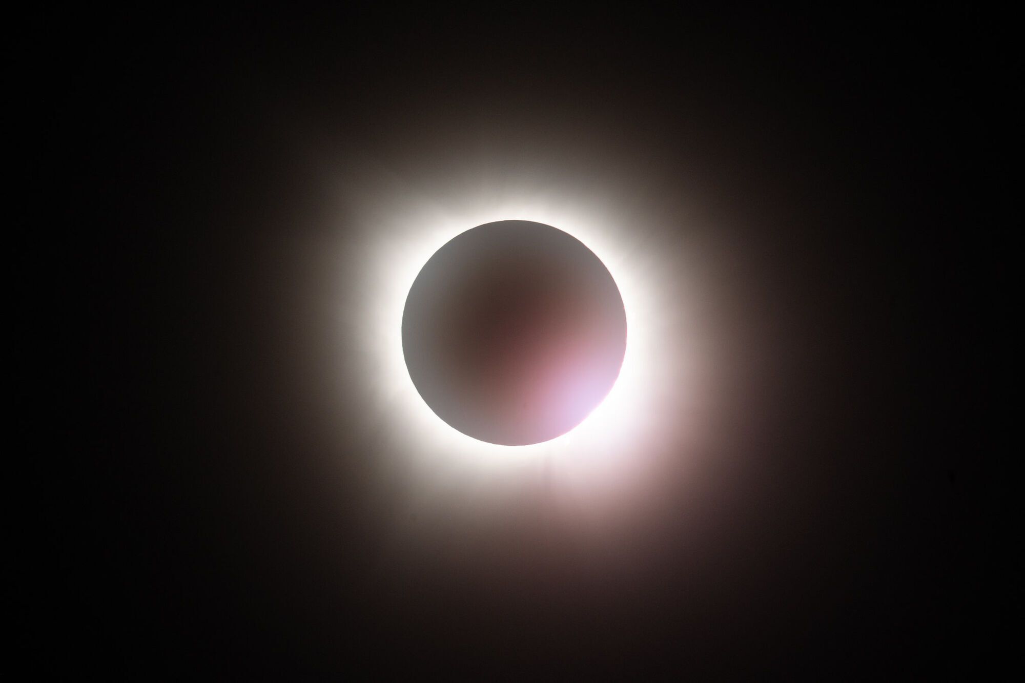 Місяць закрив Сонце на 4 хвилини: у західній півкулі спостерігали сонячне затемнення. Фото і відео
