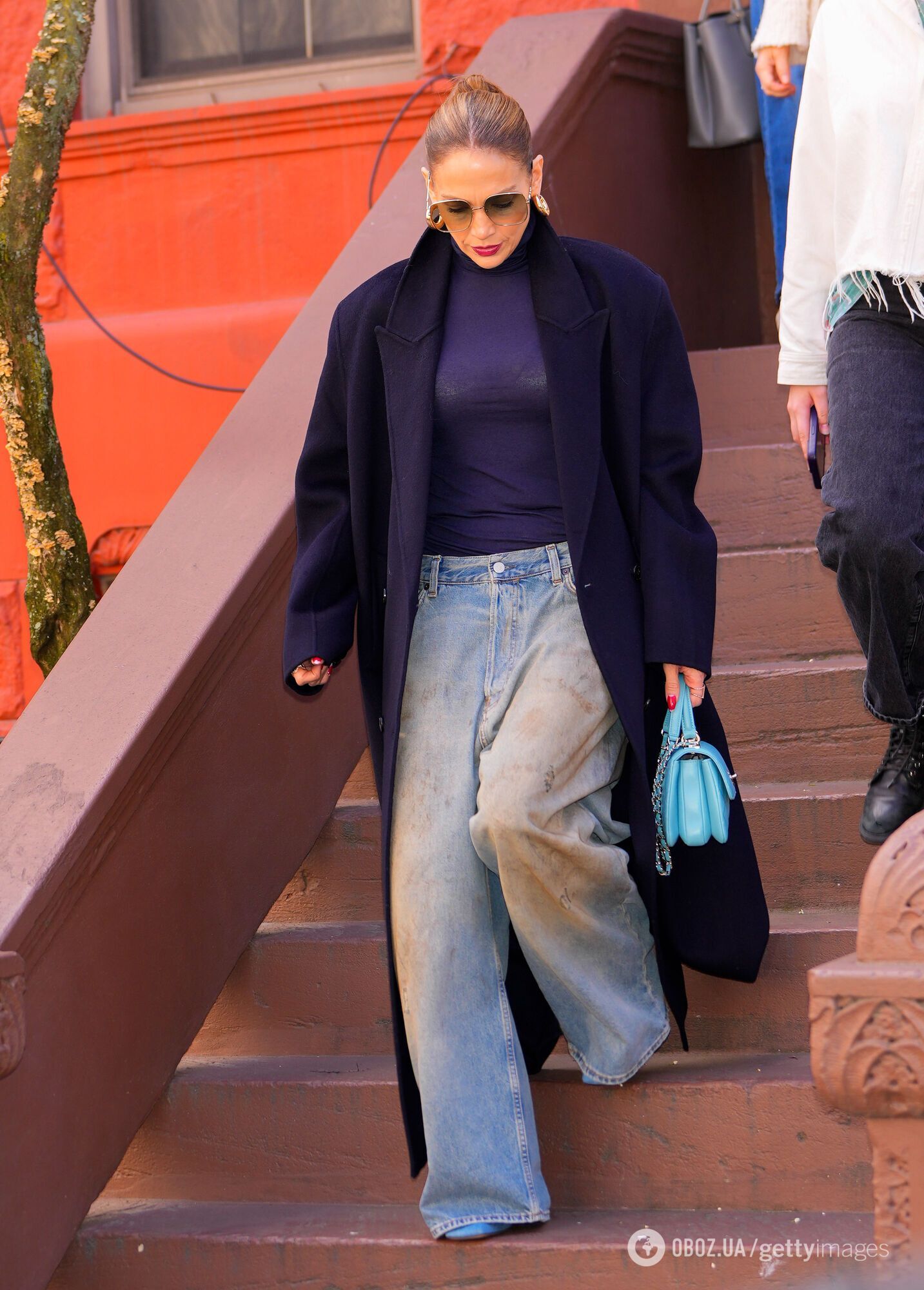 Дженніфер Лопес вийшла на публіку у трендових "брудних джинсах"
