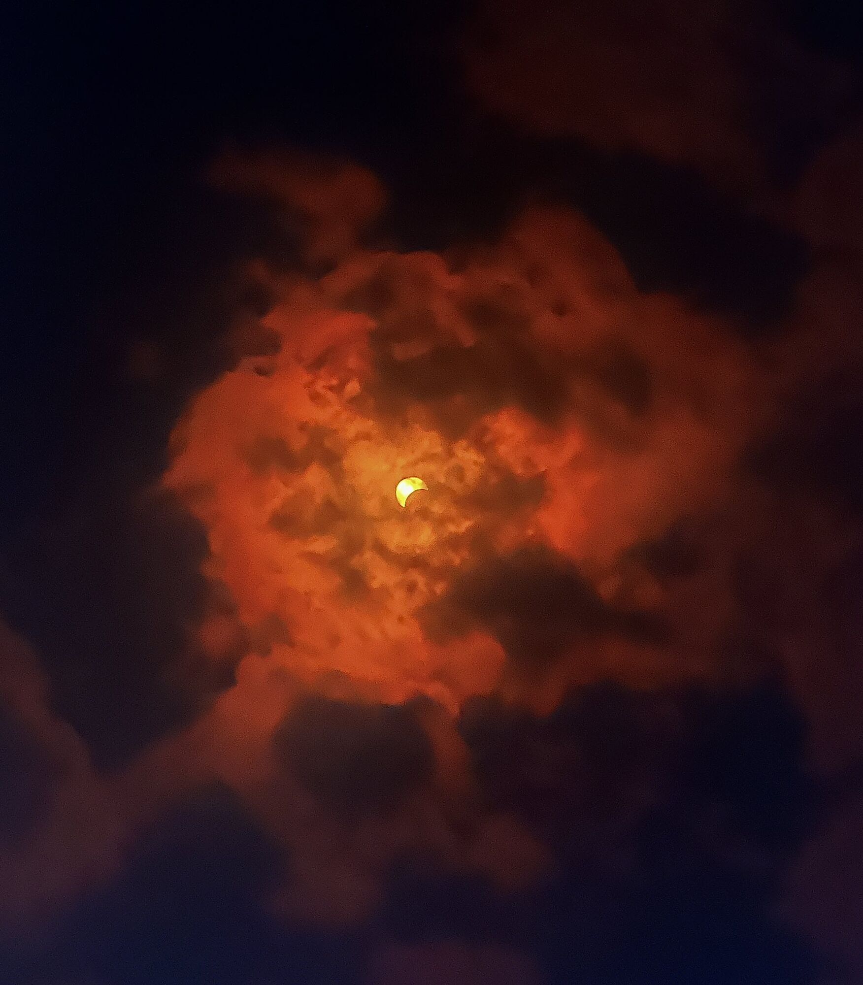 Луна закрыла Солнце на 4 минуты: в западном полушарии наблюдали солнечное затмение. Фото и видео