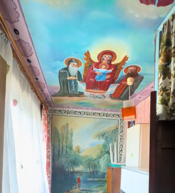 Потолки и стены жилья расписаны помпезными картинами на религиозную тематику