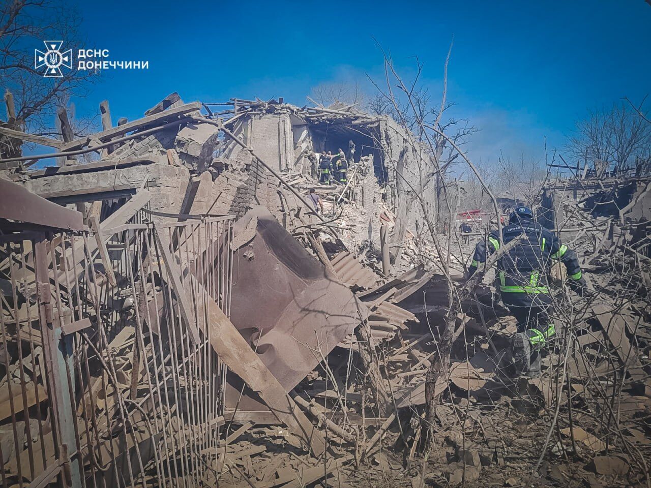 Серед жертв – мати і 12-річний син: росіяни вдарили по Костянтинівці на Донеччині, розбір завалів завершено. Фото