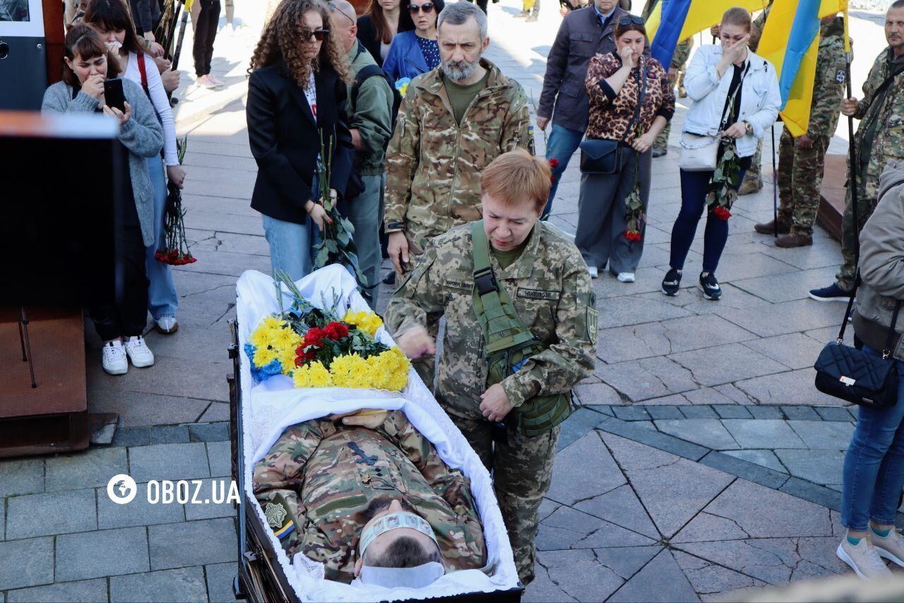 Були кумами і загинули в один день: у Києві попрощалися з військовими Сергієм Коновалом і Тарасом Петришиним. Фото і відео