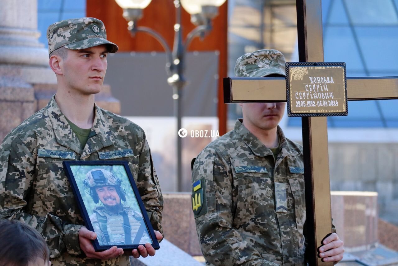 Були кумами і загинули в один день: у Києві попрощалися з військовими Сергієм Коновалом і Тарасом Петришиним. Фото і відео