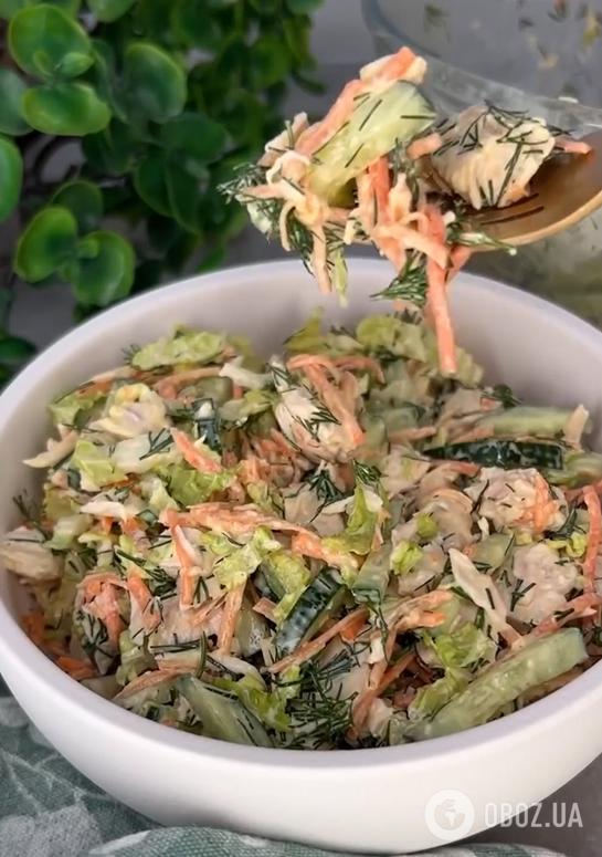 Легкий салат без майонеза с куриным филе, корейской морковью и пекинской капустой: чем заправить