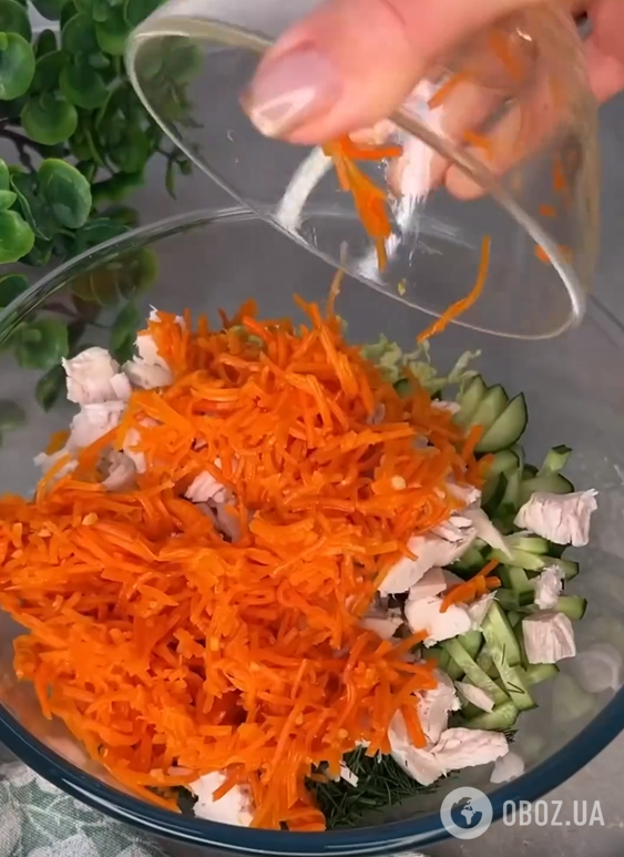 Легкий салат без майонезу з курячим філе, корейською морквою та пекінською капустою: чим заправити