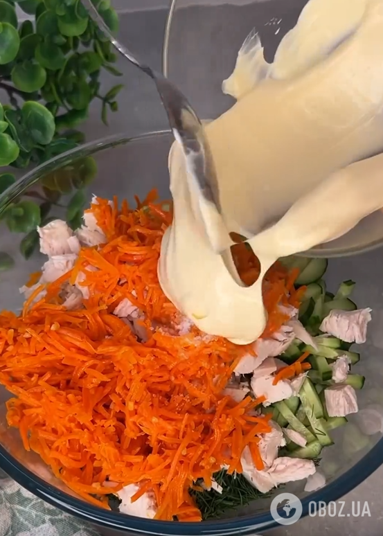 Легкий салат без майонезу з курячим філе, корейською морквою та пекінською капустою: чим заправити