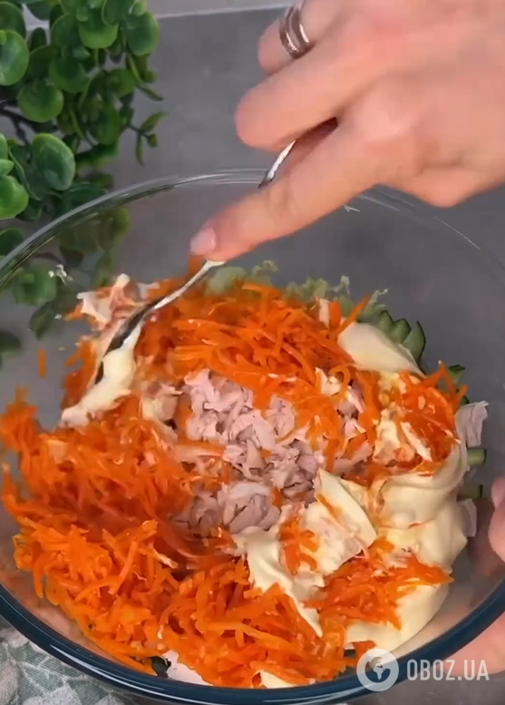 Легкий салат без майонеза с куриным филе, корейской морковью и пекинской капустой: чем заправить