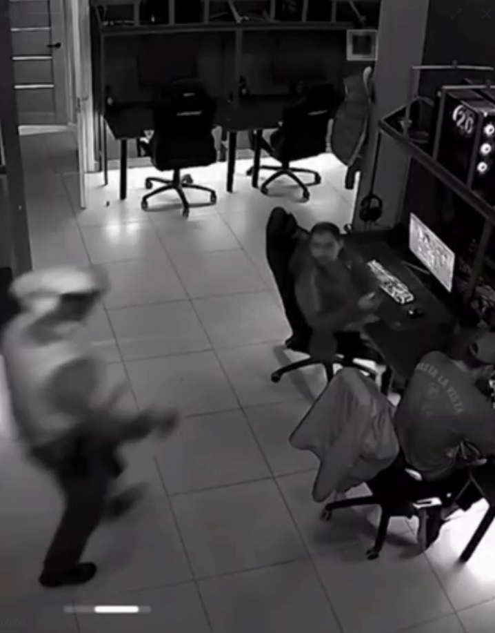 У Росії спецназ затримав геймера, який грав у Counter Strike за терористів. Відео