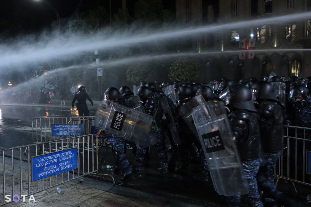 В Грузии возобновились протесты против закона об "иноагентах": силовики применили водометы и слезоточивый газ. Видео