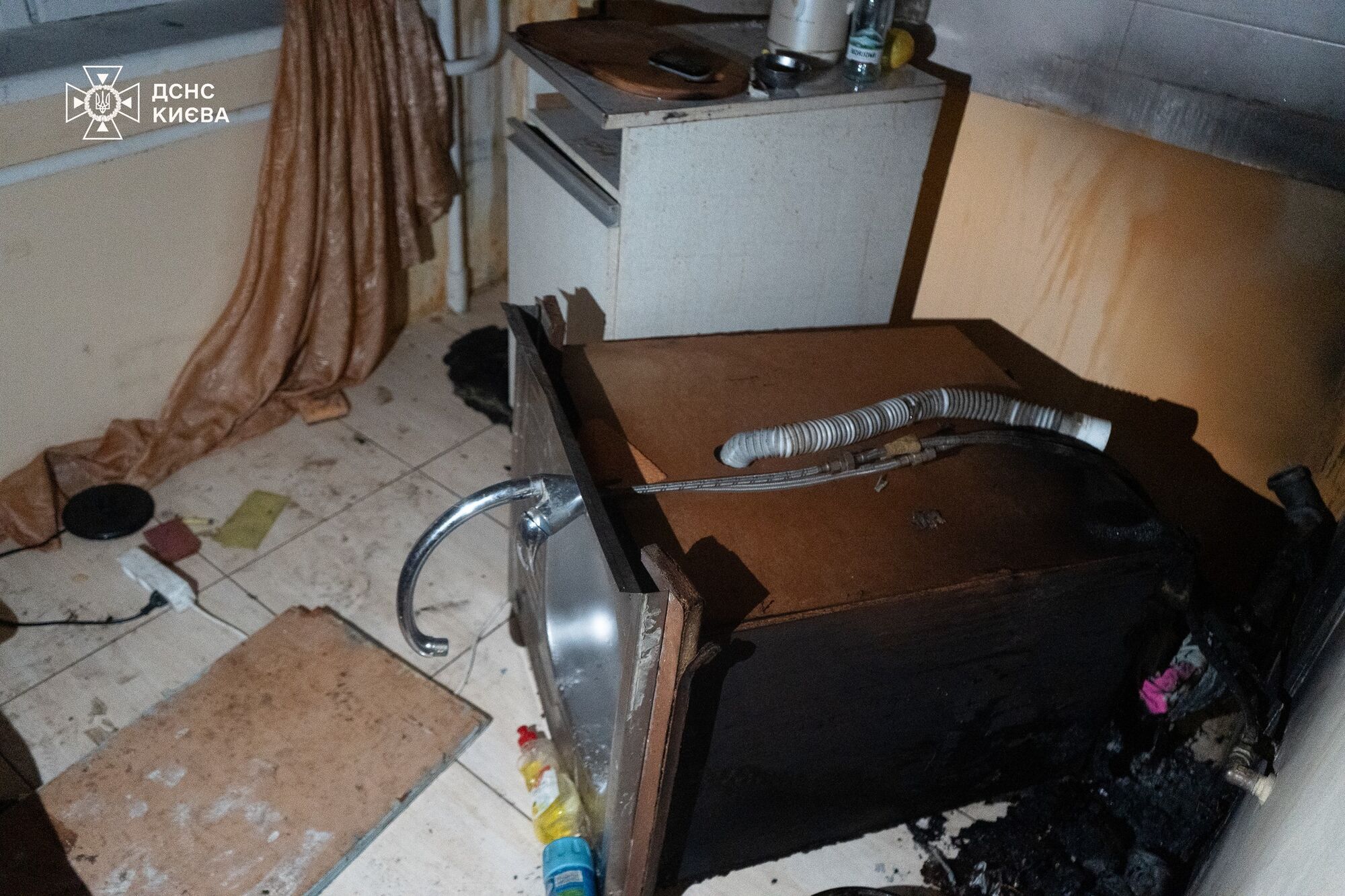 В Киеве в квартире многоэтажки произошел взрыв. Фото и подробности