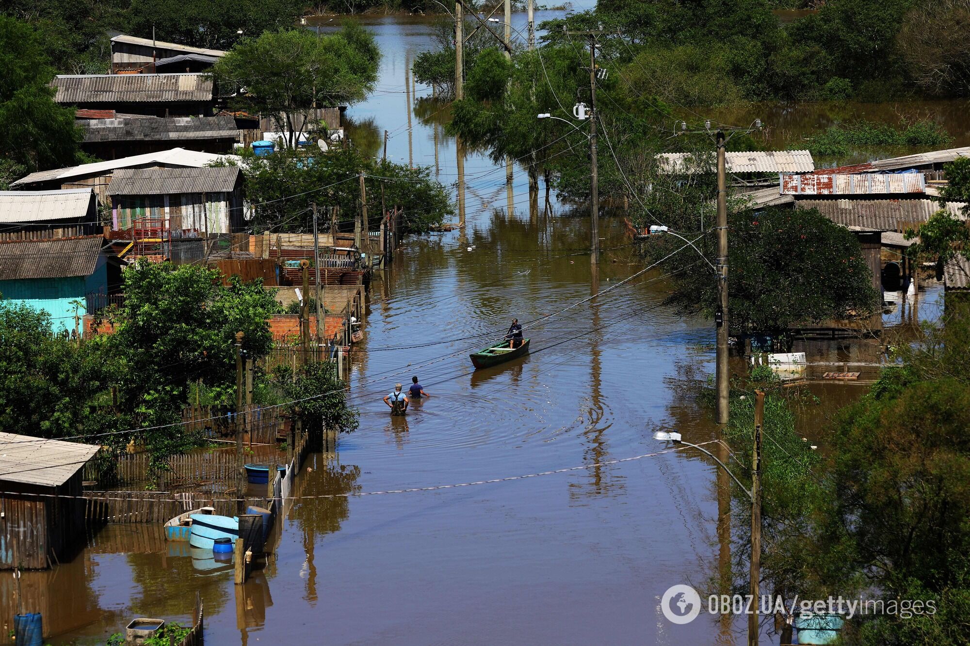 В Бразилии мощные ливни вызвали наводнение, вода смывает все на своем пути: есть погибшие и пропавшие без вести. Видео