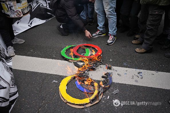 У Парижі протестувальники спалили  qkxiqdxiqdeihrant