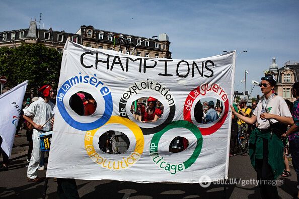 В Париже протестующие сожгли "олимпийские кольца". Видео