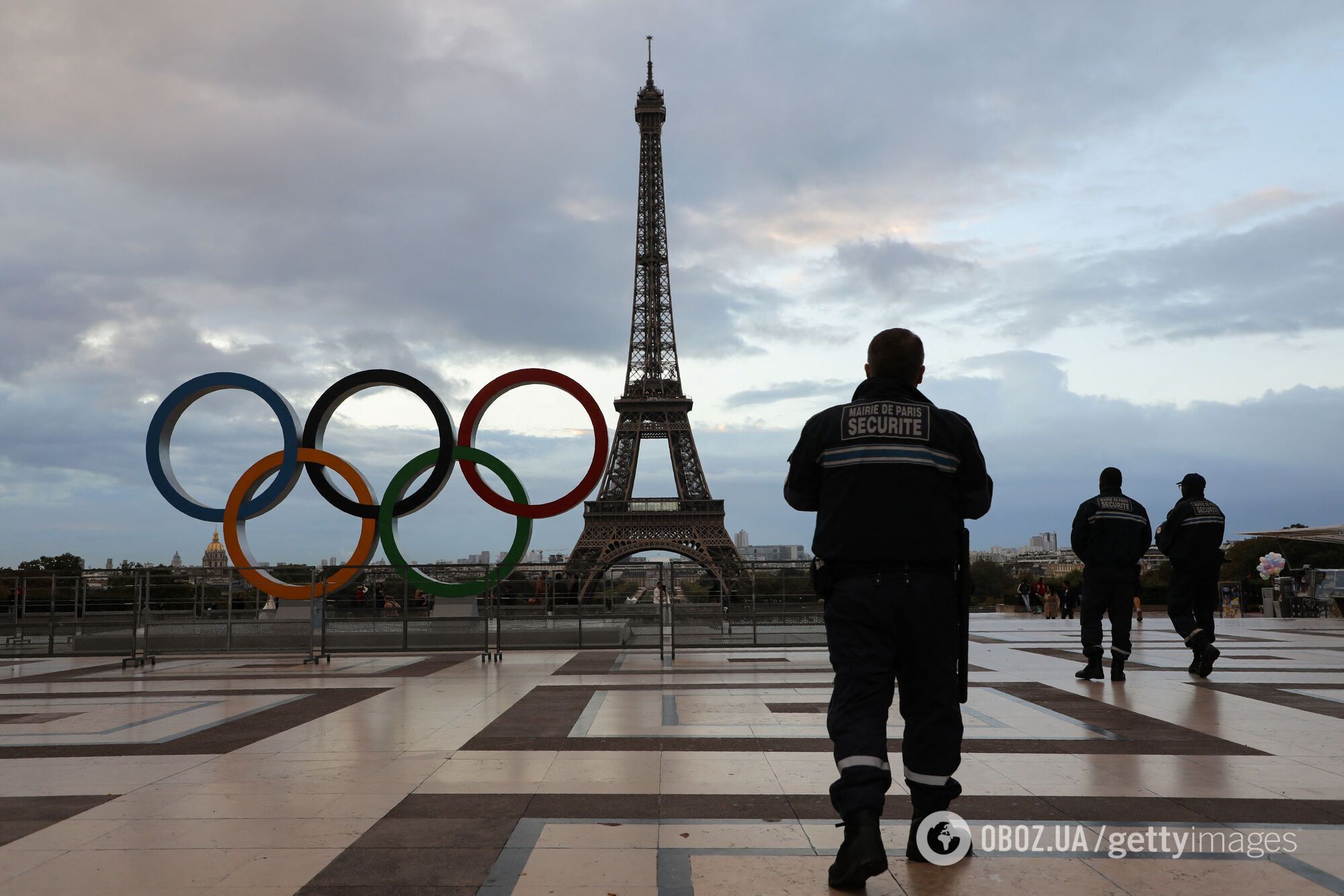  В Париже протестующие сожгли "олимпийские кольца". Видео
