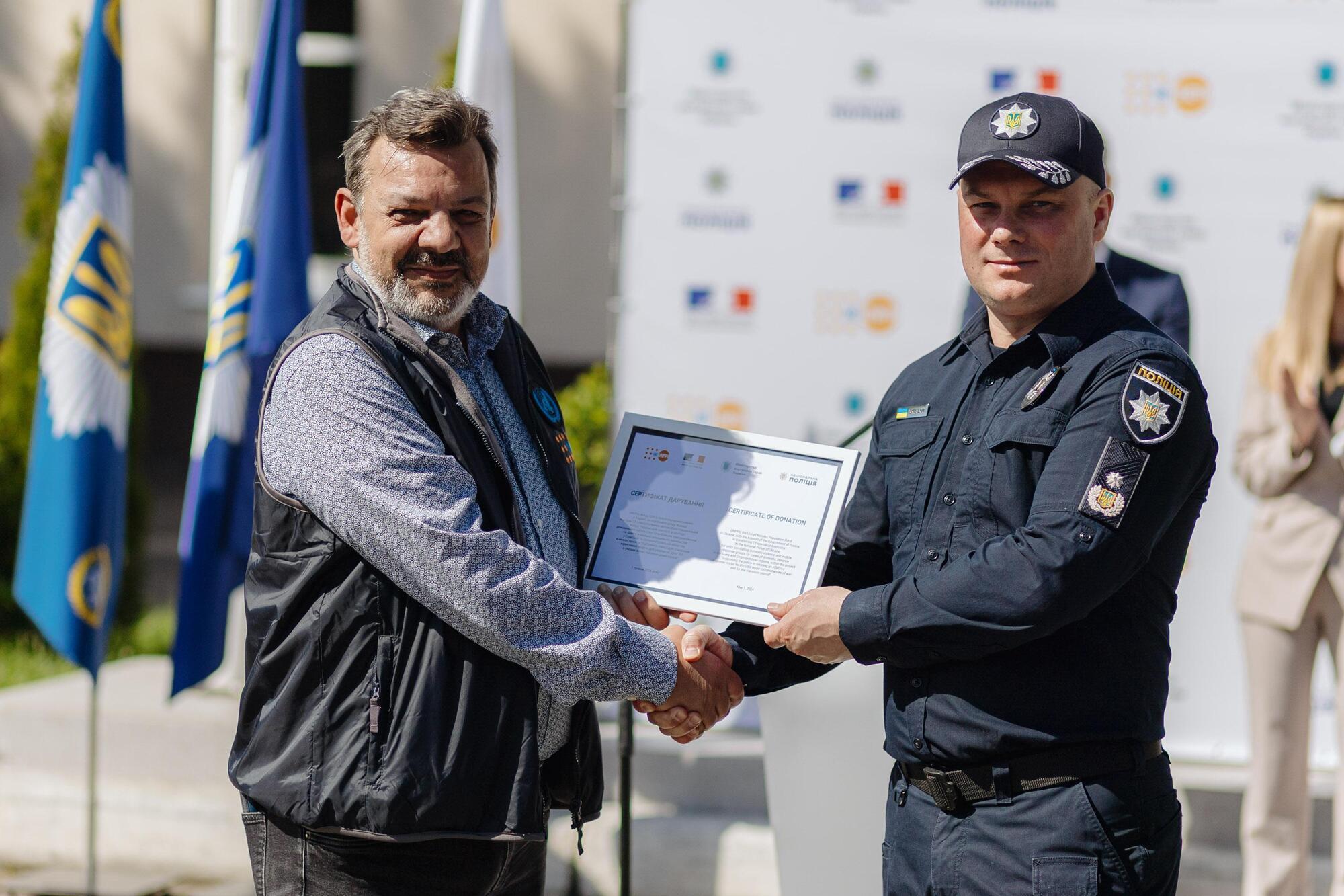 Франция передала Украине 13 автомобилей для мобильных групп полиции по противодействию домашнему насилию