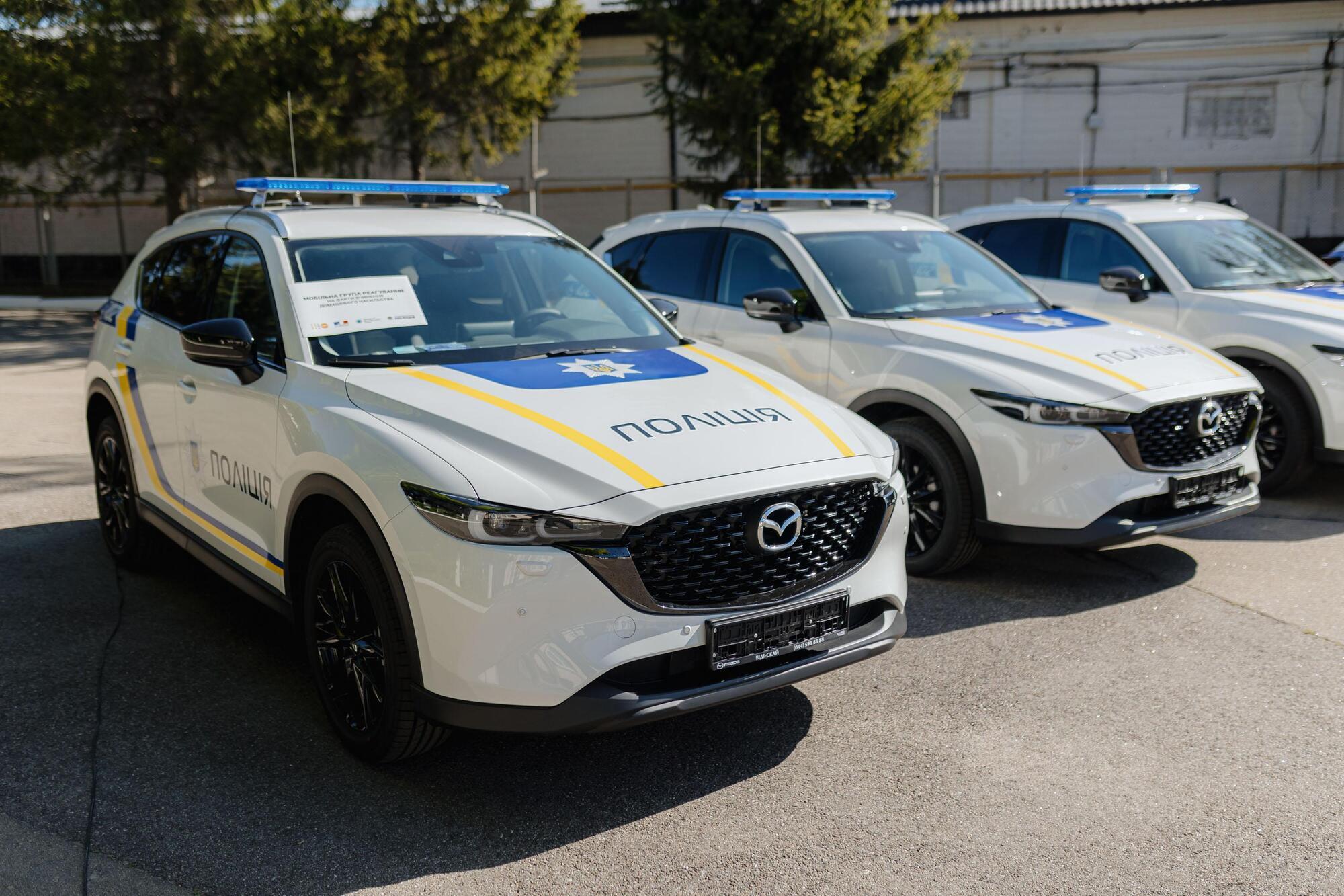 Франция передала Украине 13 автомобилей для мобильных групп полиции по противодействию домашнему насилию