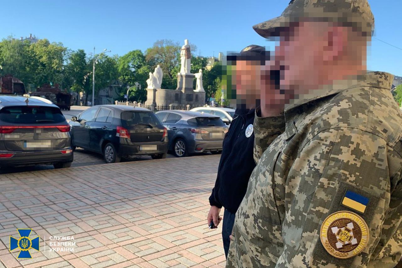 Перевіряють документи та можуть обмежити проїзд: правоохоронці проводять безпекові заходи в центрі Києва. Фото