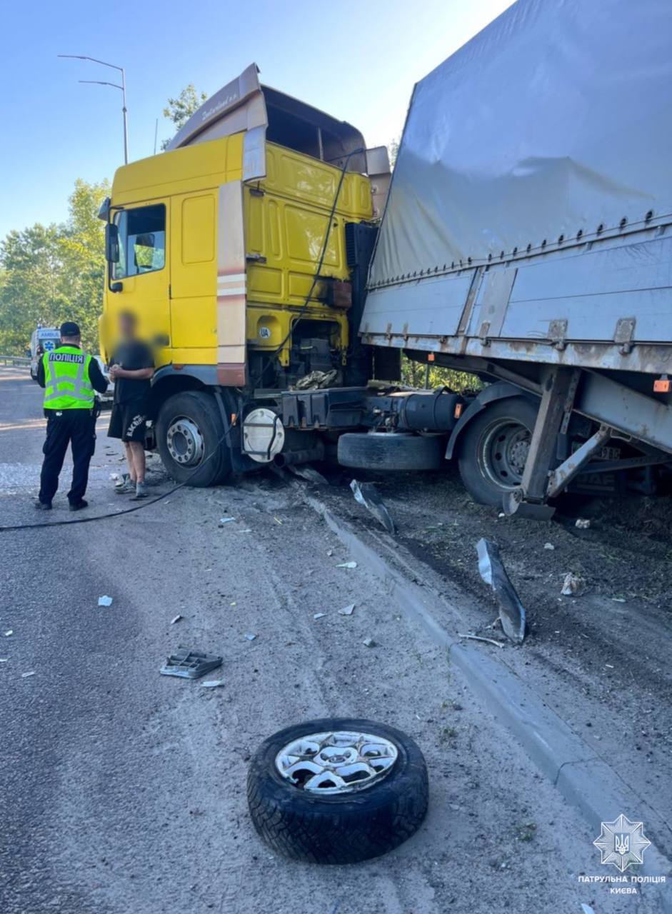 У Києві водій вантажівки в’їхав у легковик, обірвав електромережу, а потім ще й випив коньяку. Фото