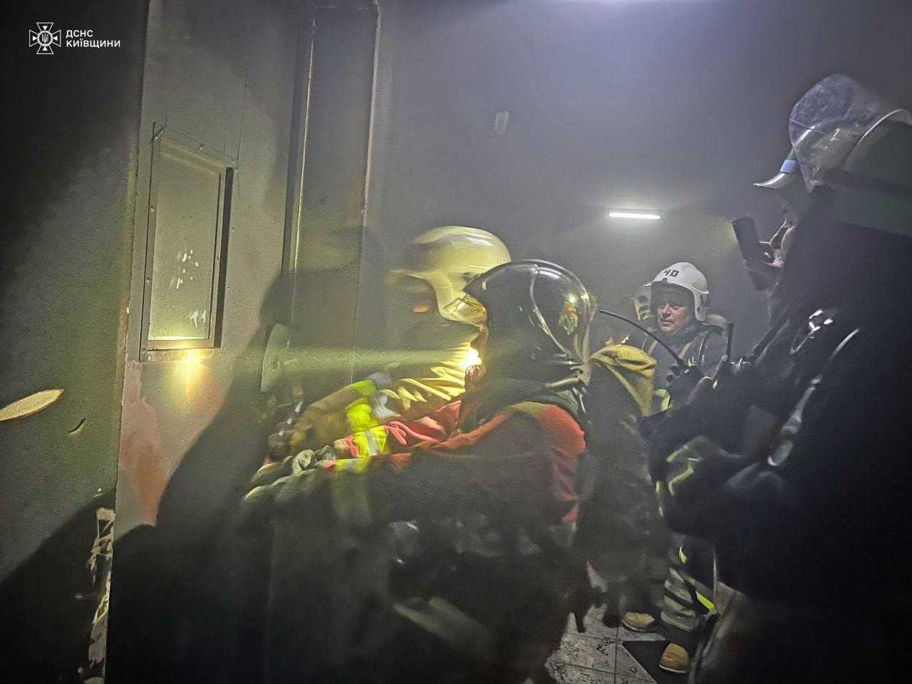 Под Киевом произошел пожар в многоэтажке: из дома эвакуировали 84 человека, из которых 20 – дети. Фото и видео
