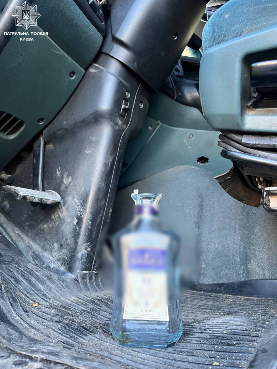 В Киеве водитель грузовика въехал в легковушку, оборвал электросеть, а потом еще и выпил коньяк. Фото