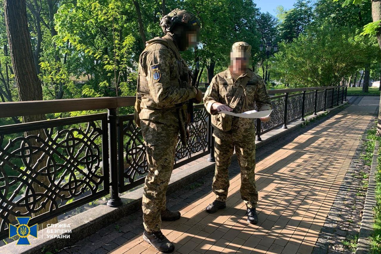 Перевіряють документи та можуть обмежити проїзд: правоохоронці проводять безпекові заходи в центрі Києва. Фото