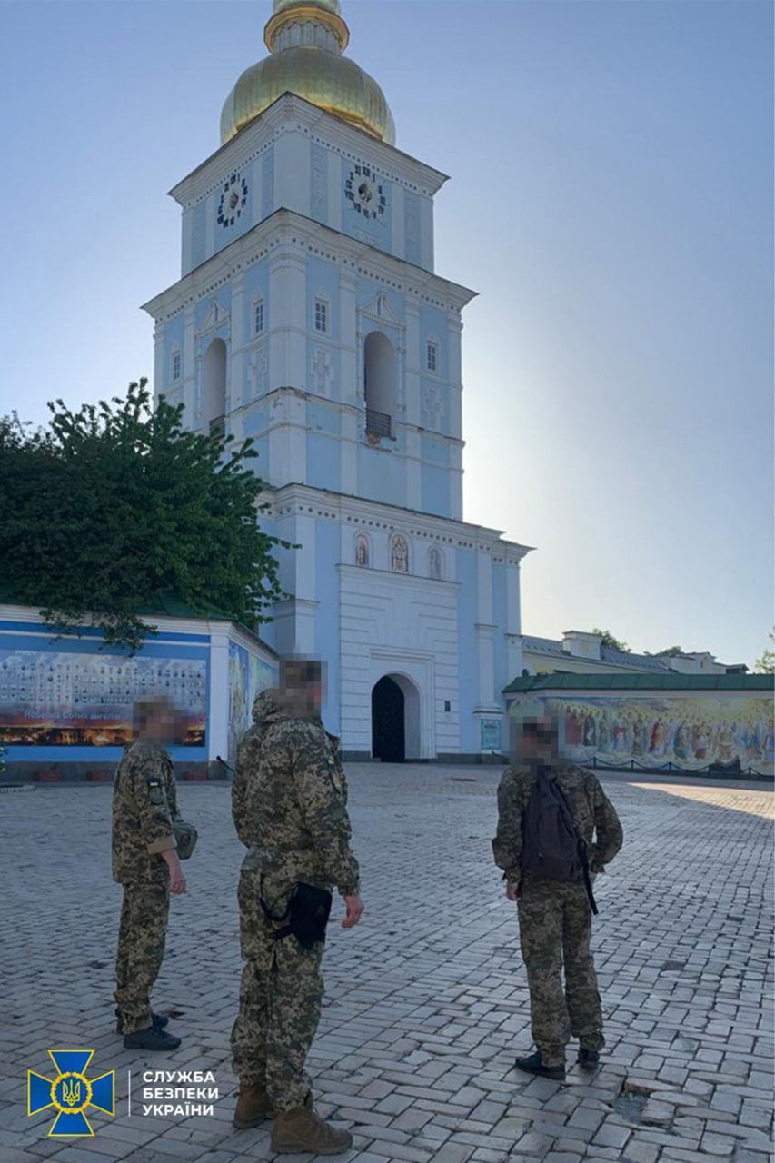 Перевіряють документи та можуть обмежити проїзд: правоохоронці проводять безпекові заходи в центрі Києва. Фото