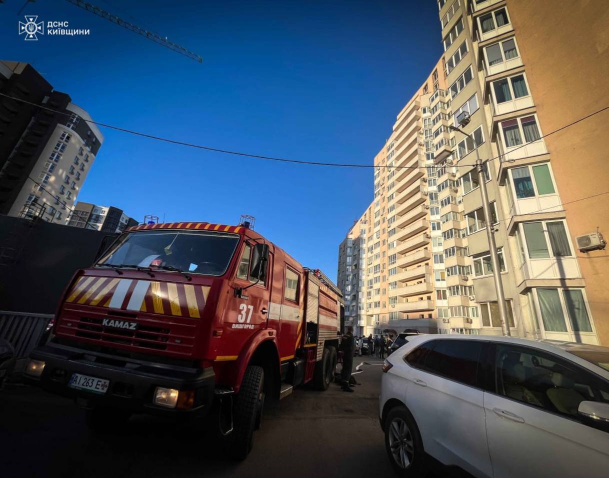 Під Києвом сталась пожежа в багатоповерхівці: з будинку евакуювали 84 осіб, з яких 20 – діти. Фото і відео