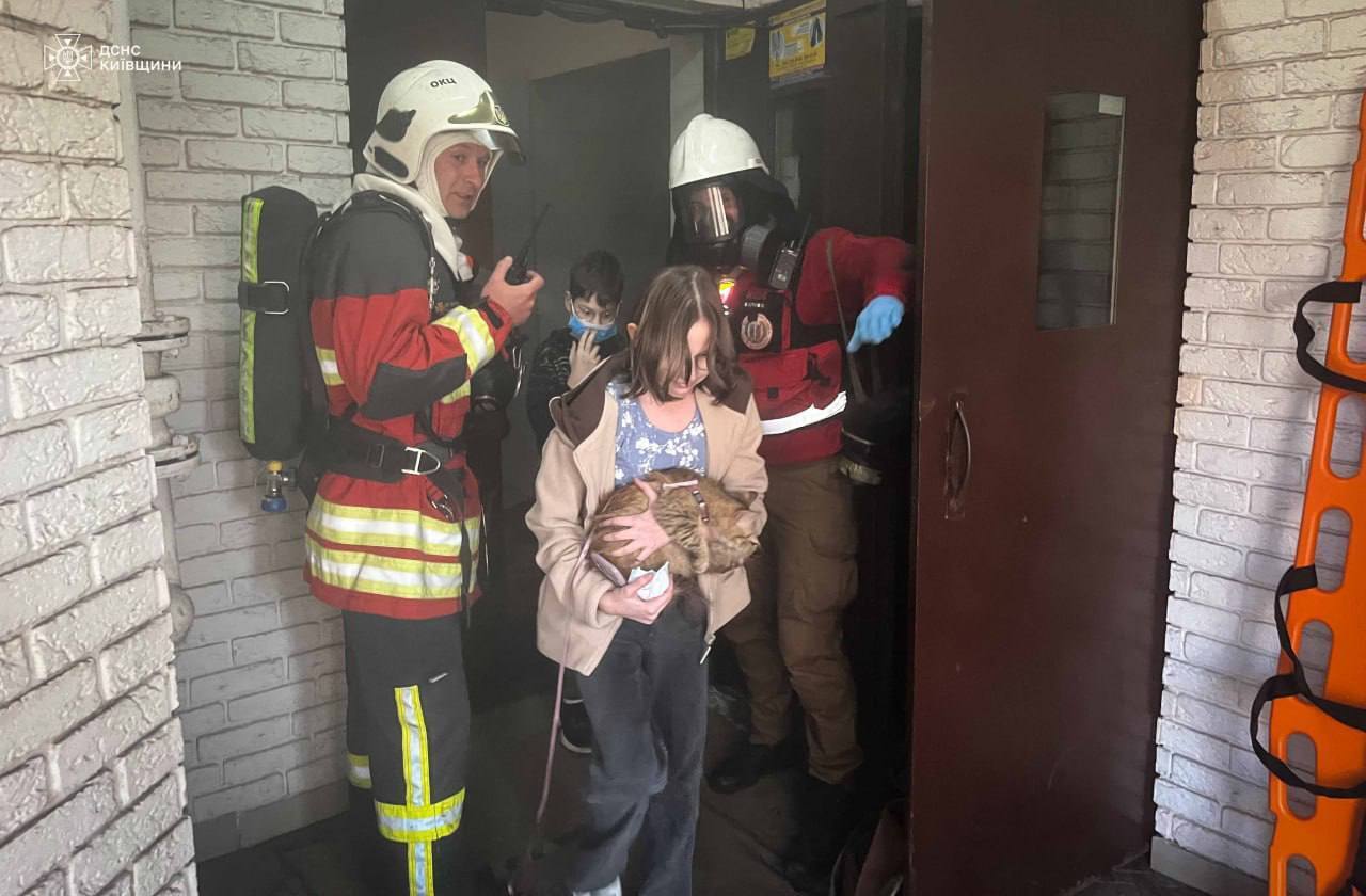 Під Києвом сталась пожежа в багатоповерхівці: з будинку евакуювали 84 осіб, з яких 20 – діти. Фото і відео