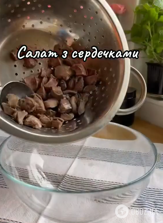 Бюджетный и сытный салат с отварными сердцами: чем заправить