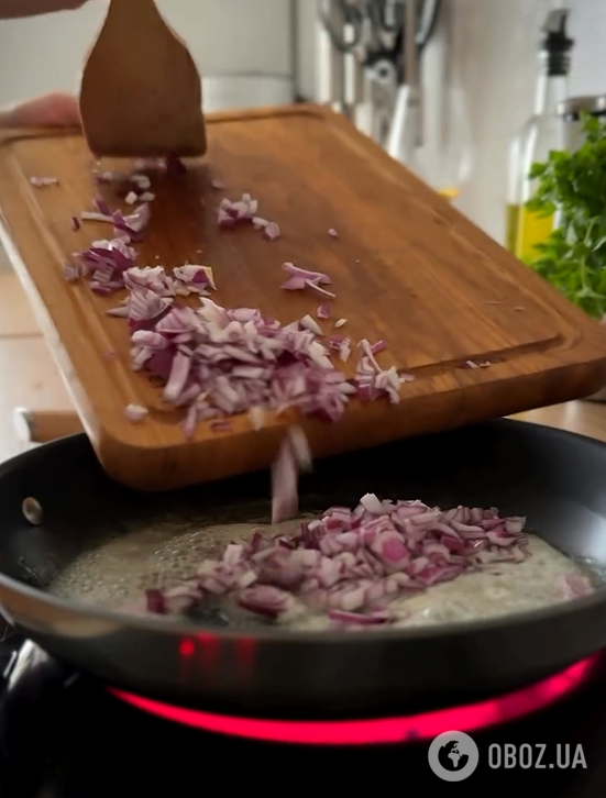 Праздничный мясной рулет с инжиром на Пасху: получается очень мягким и сочным