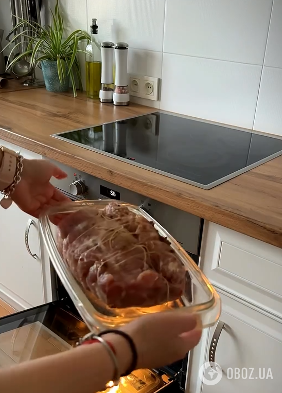 Святковий м'ясний рулет з інжиром на Великдень: виходить дуже м'яким та соковитим
