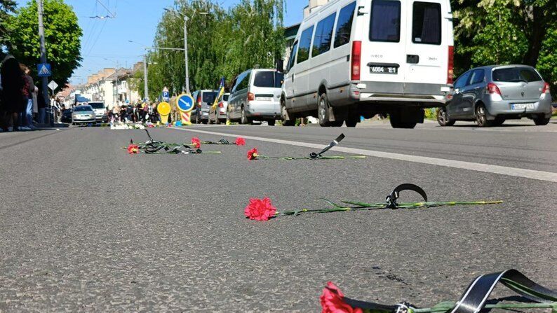 Йому назавжди буде 19: у Луцьку попрощалися із захисником, який загинув у боях на Харківщині. Фото