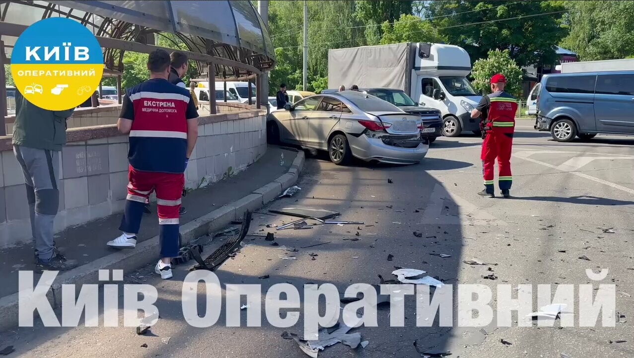 Частини від машин розкидало по дорозі: у Києві зіткнулись два легковики, є постраждалі. Фото і відео