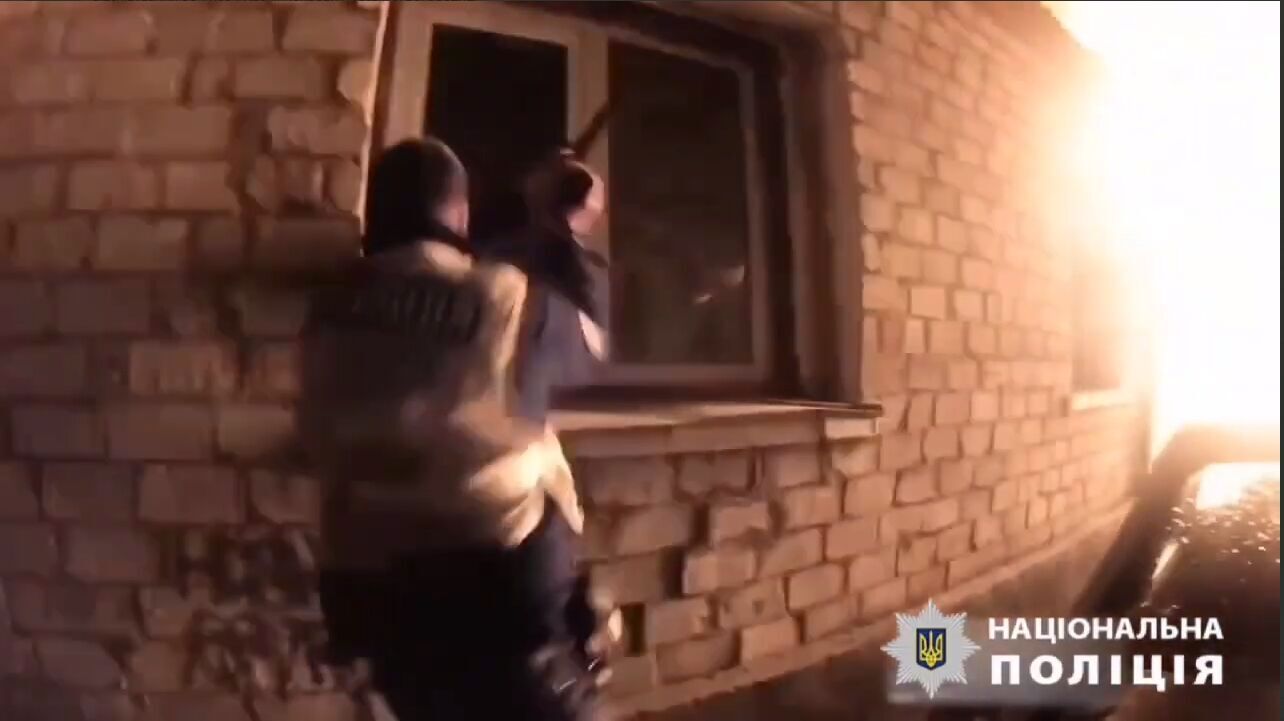 На Київщині поліцейські врятували з палаючого будинку сімох осіб. Подробиці і відео