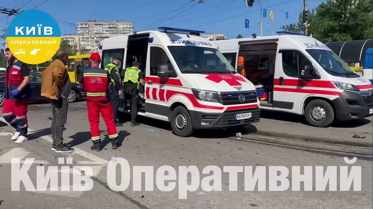 Частини від машин розкидало по дорозі: у Києві зіткнулись два легковики, є постраждалі. Фото і відео