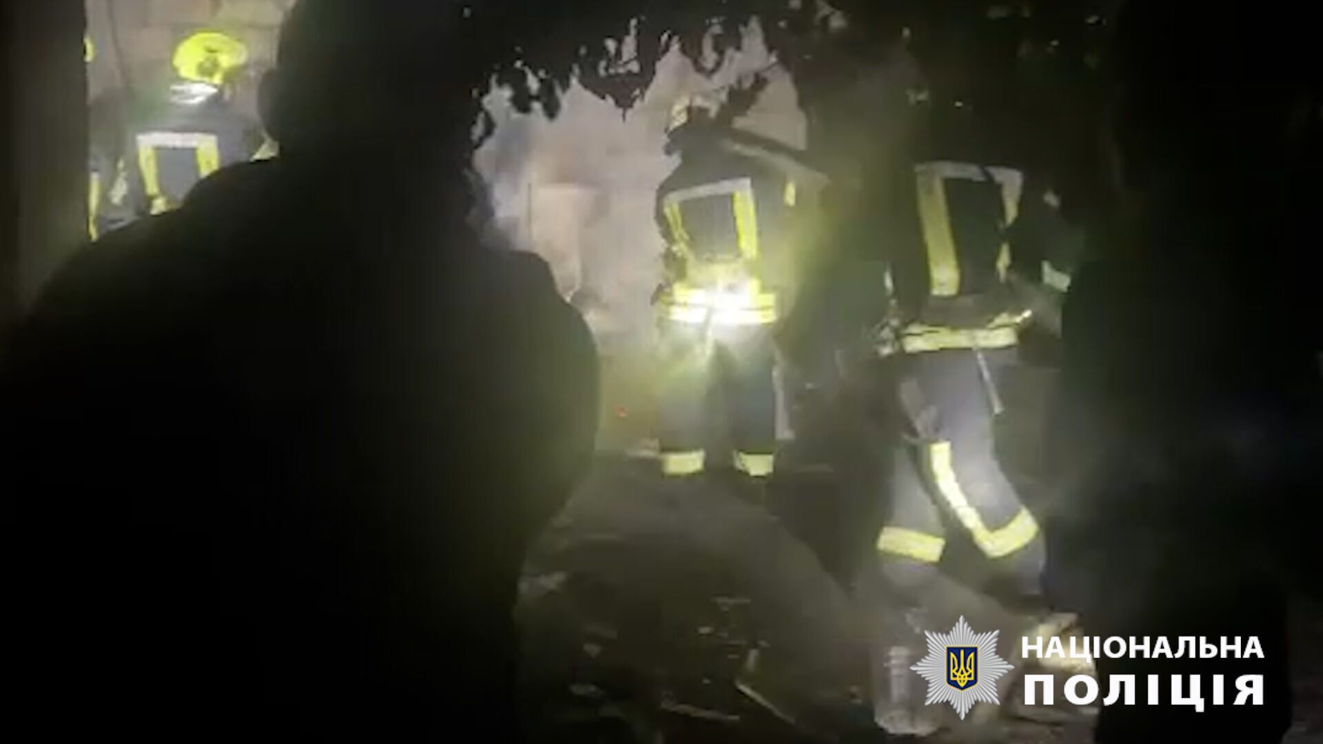 В Киевской области полицейские спасли из горящего дома семерых человек. Подробности и видео