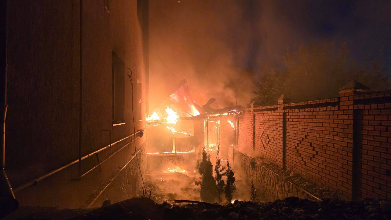 Окупанти вдарили по житловій забудові в Харкові: спалахнули пожежі, є постраждалі. Фото