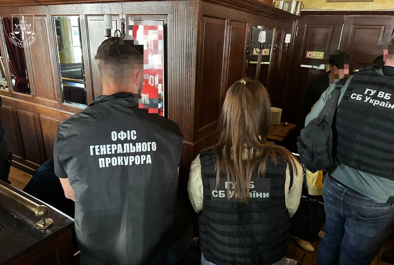 Предлагали полковнику СБУ $1 млн за помощь в рейдерстве: в Киеве задержали четырех злоумышленников. Фото и подробности