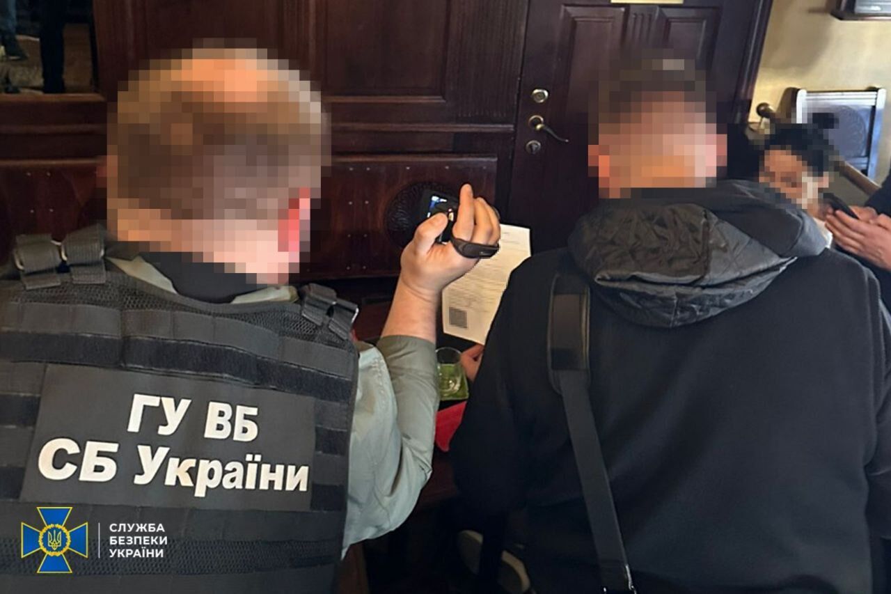 Предлагали полковнику СБУ $1 млн за помощь в рейдерстве: в Киеве задержали четырех злоумышленников. Фото и подробности