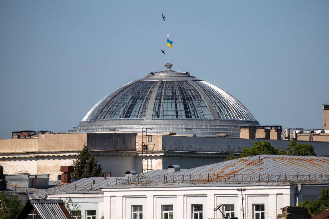 З допомогою США: у столиці відновили купол Київського міського будинку вчителя, пошкоджений російським обстрілом. Фото