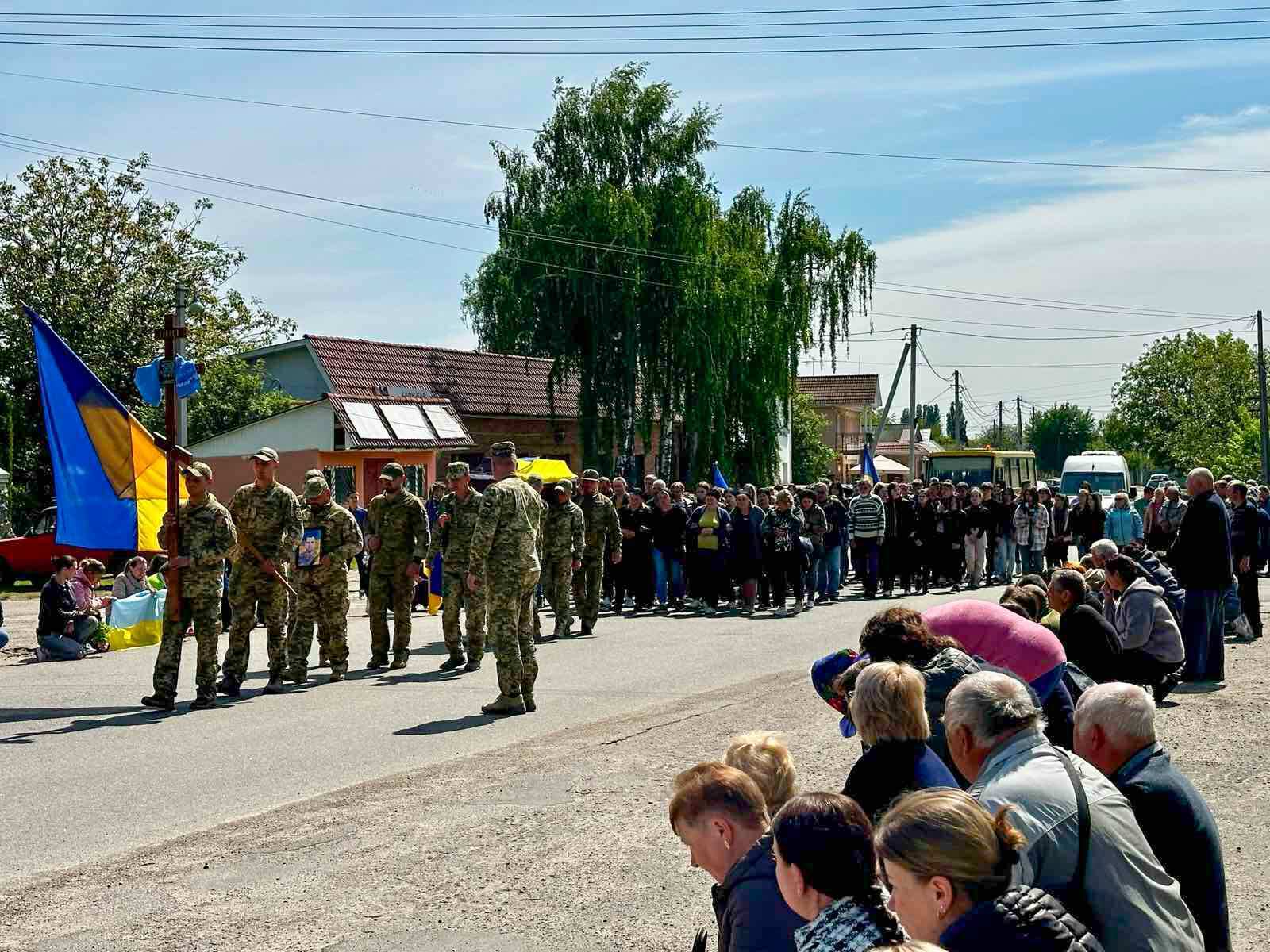 Без отца остались две дочери: в Черкасской области попрощались с защитником, погибшим в боях за Украину. Фото