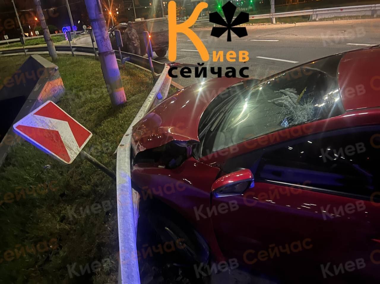 У Києві на Троєщині п’яний водій протаранив відбійник та ледь не влетів у пішохідний перехід. Фото і відео