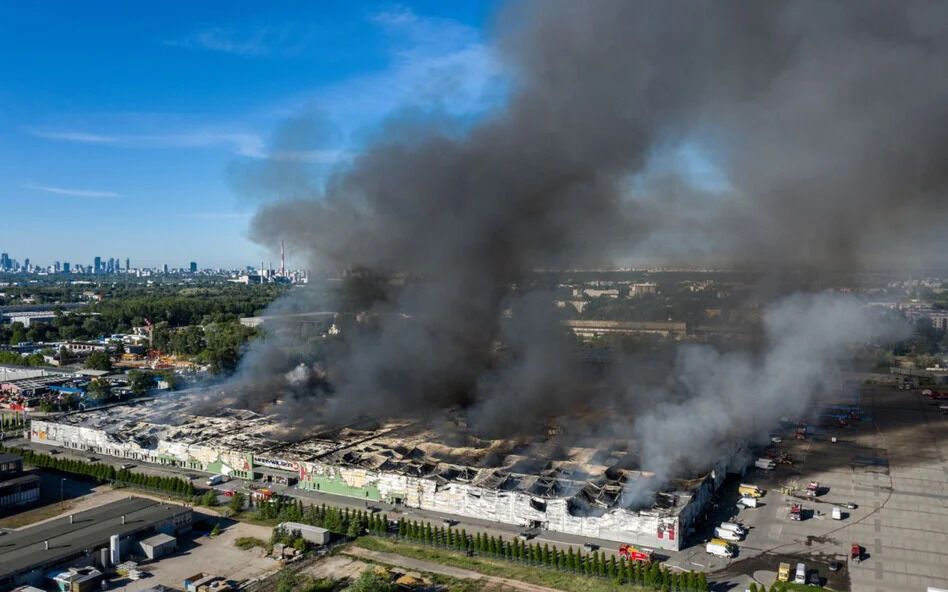 У Варшаві загорівся великий ТЦ: всередині близько 1400 магазинів. Фото і відео