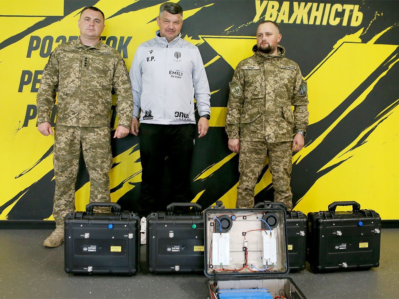 Григорий Козловский вместе с "желто-черной" семьей передали артиллеристам на фронт антиланцетные комплексы и средства РЭБ