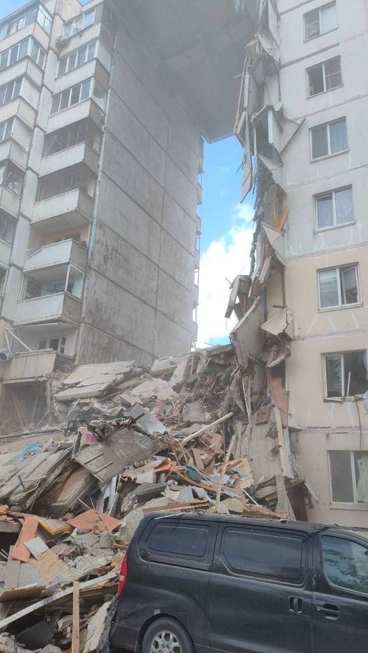 У Бєлгороді через вибух склався цілий під'їзд багатоповерхівки: в РФ заявили про обстріл. Усі деталі, фото і відео