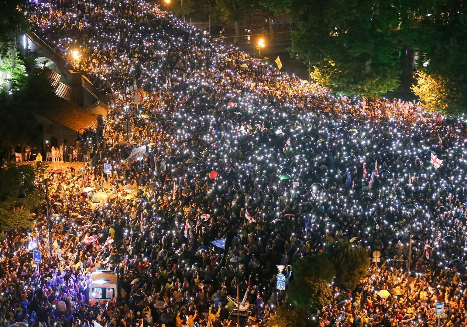 В Тбілісі десятки тисяч людей вийшли на новий марш проти закону про "іноагентів"
