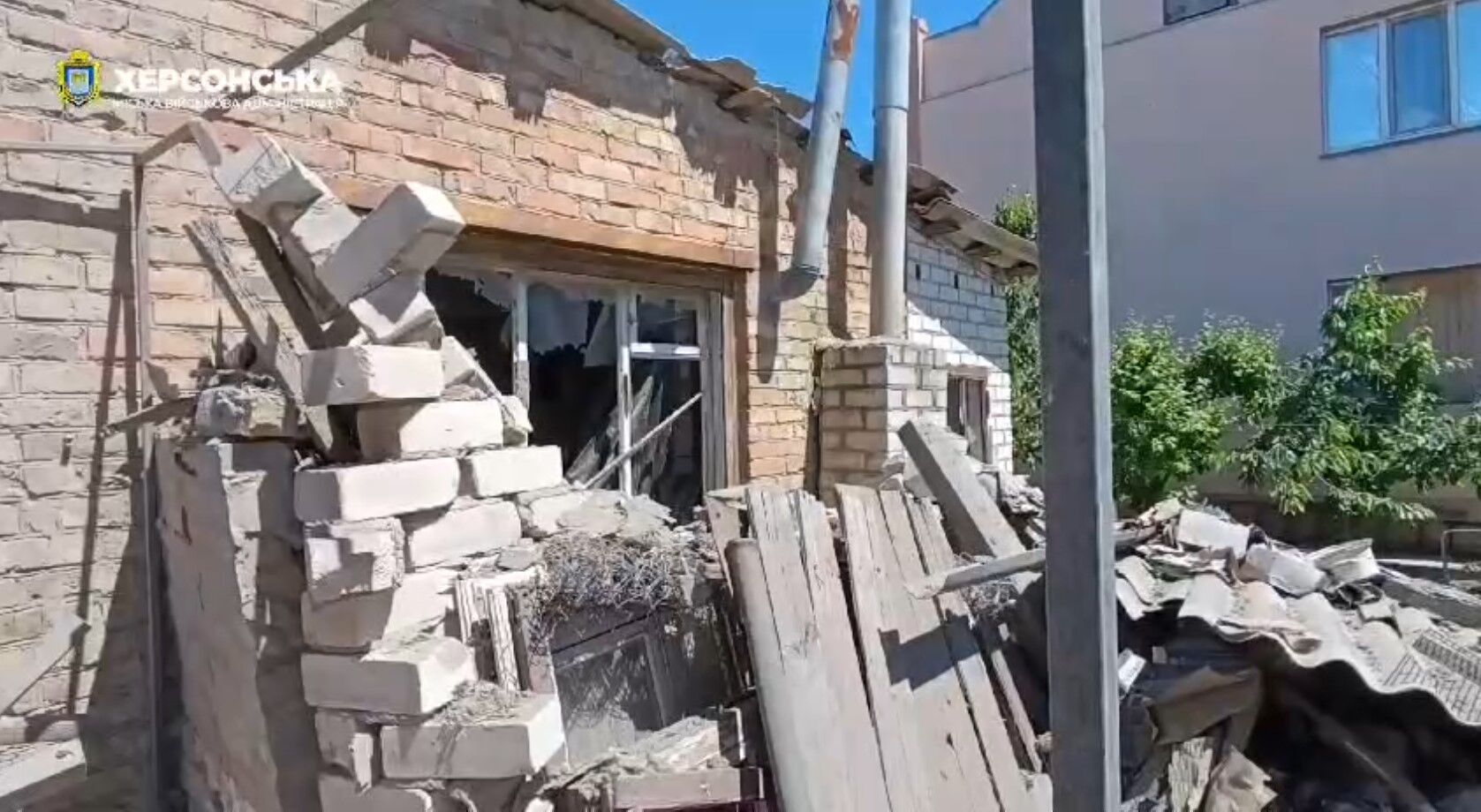 Росіяни обстріляли Корабельний район Херсона: постраждали житлові квартали. Відео