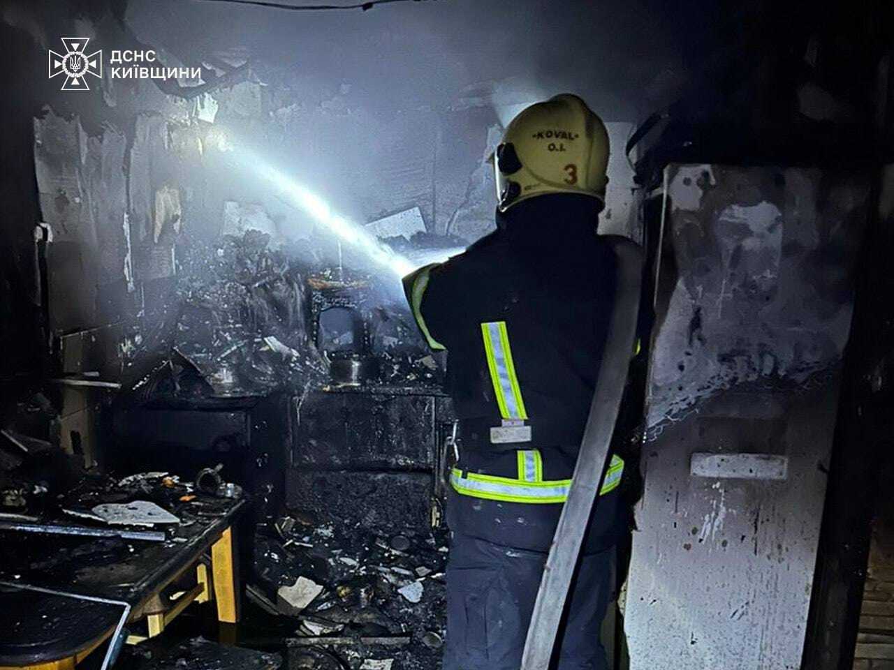 На Київщині під час гасіння пожежі у приватному будинку виявили тіло чоловіка. Подробиці трагедії