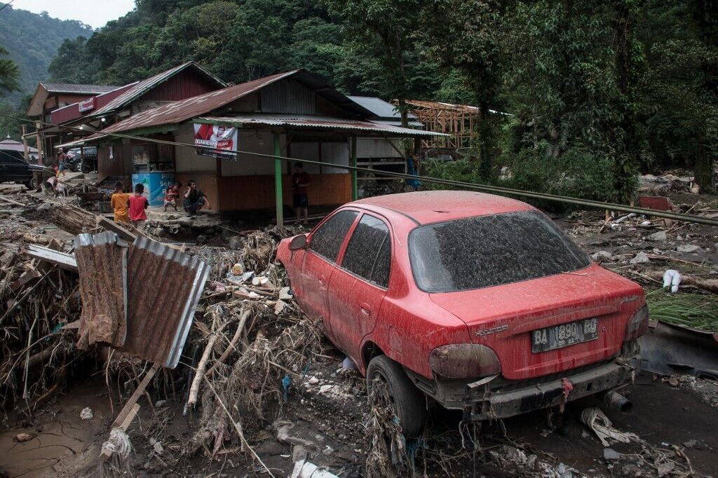 В Индонезии из-за наводнений и оползней погибли 28 человек: что известно